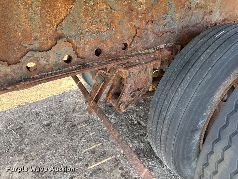 image for item DZ8736 1995 Trailmobile flatbed trailer