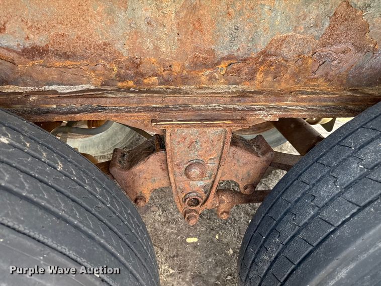 image for item DZ8736 1995 Trailmobile flatbed trailer