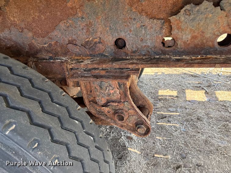 image for item DZ8736 1995 Trailmobile flatbed trailer