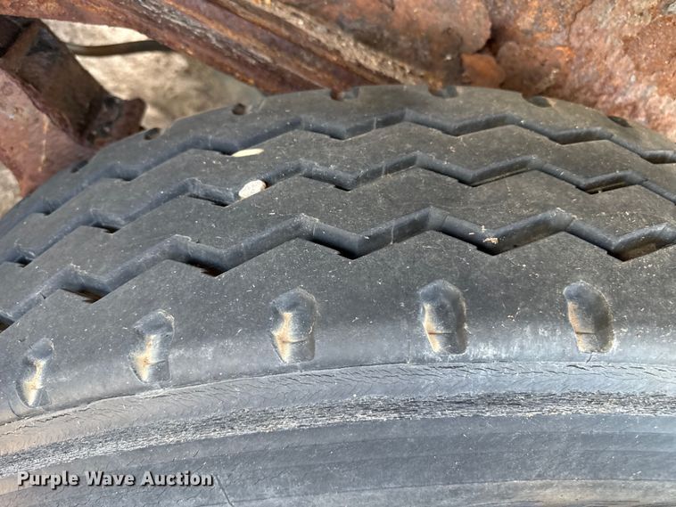 image for item DZ8736 1995 Trailmobile flatbed trailer