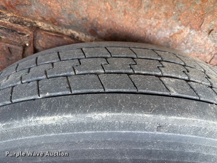 image for item DZ8736 1995 Trailmobile flatbed trailer