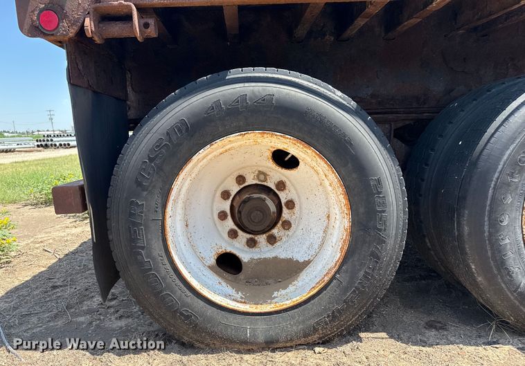 image for item DZ8736 1995 Trailmobile flatbed trailer