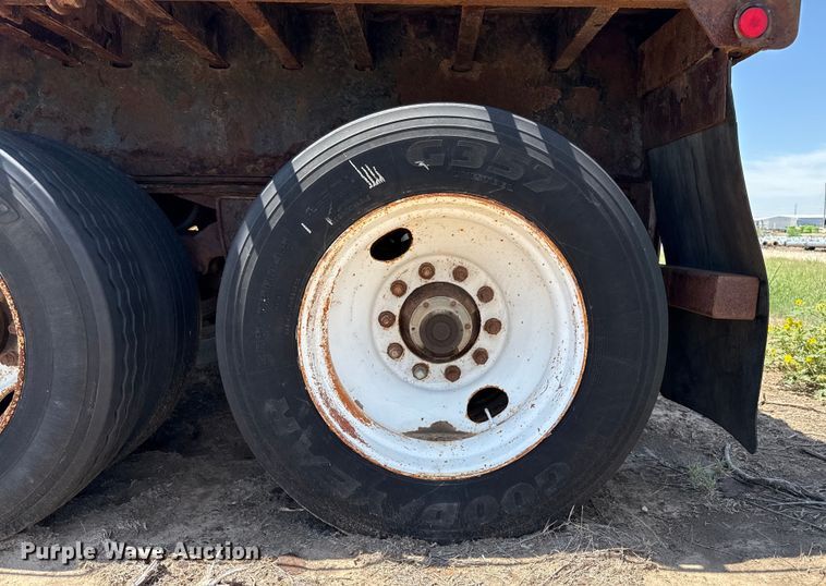 image for item DZ8736 1995 Trailmobile flatbed trailer