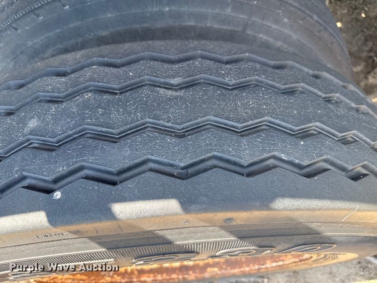 image for item DZ8736 1995 Trailmobile flatbed trailer