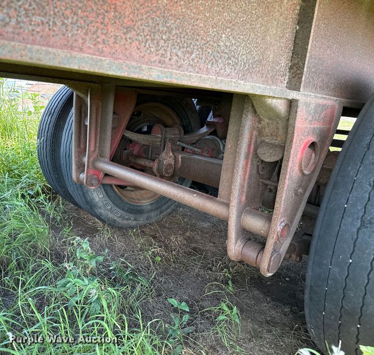 image for item DZ8737 1973 Fruehauf flatbed trailer