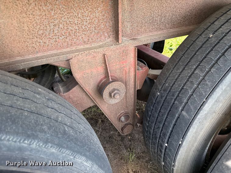 image for item DZ8737 1973 Fruehauf flatbed trailer