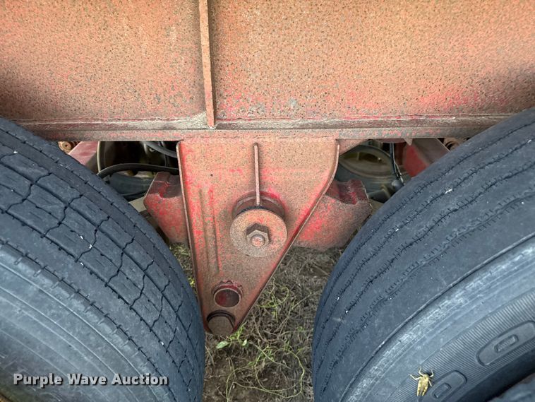 image for item DZ8737 1973 Fruehauf flatbed trailer