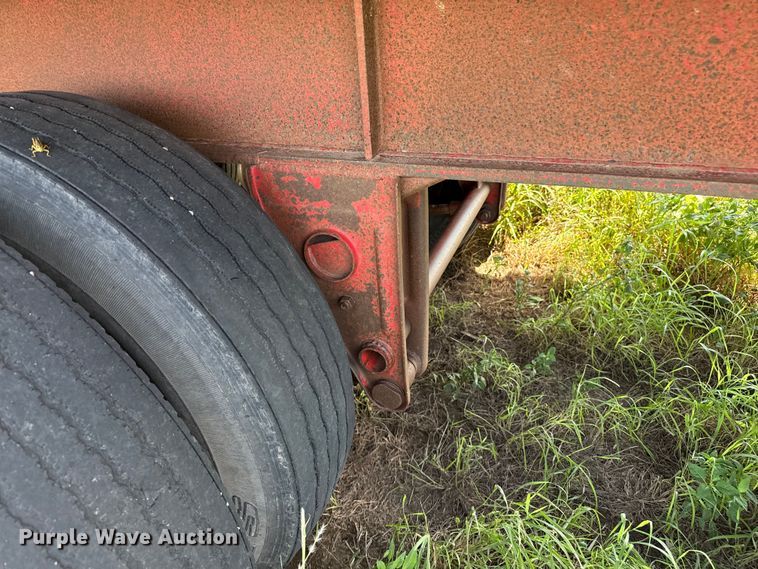 image for item DZ8737 1973 Fruehauf flatbed trailer