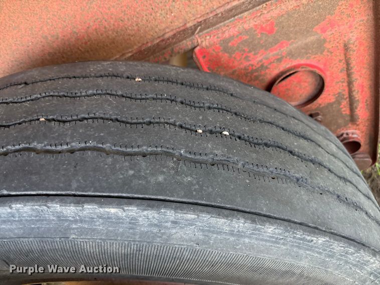 image for item DZ8737 1973 Fruehauf flatbed trailer