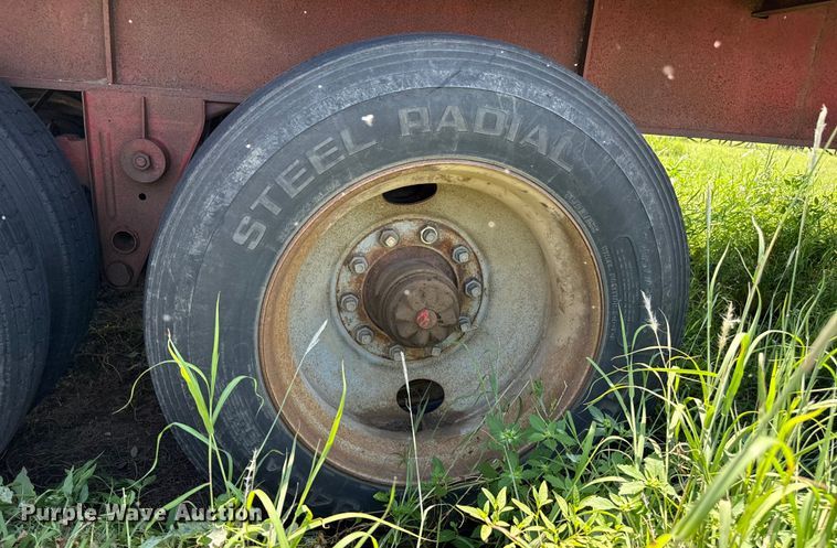 image for item DZ8737 1973 Fruehauf flatbed trailer