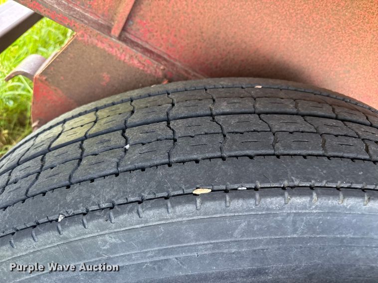 image for item DZ8737 1973 Fruehauf flatbed trailer