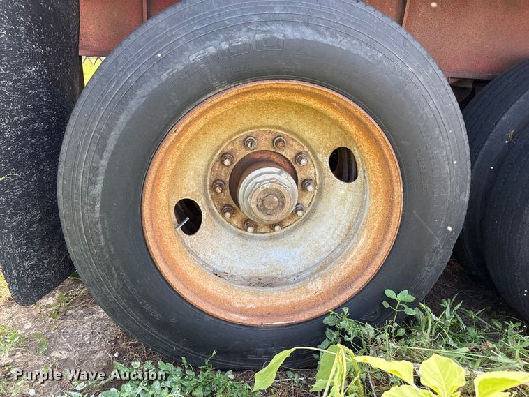 image for item DZ8737 1973 Fruehauf flatbed trailer