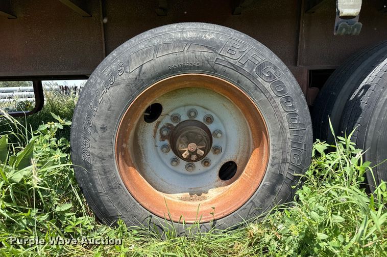 image for item DZ8737 1973 Fruehauf flatbed trailer