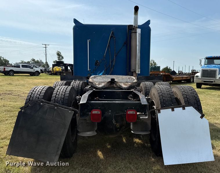 image for item DZ8824 1994 Freightliner USF-1E semi truck