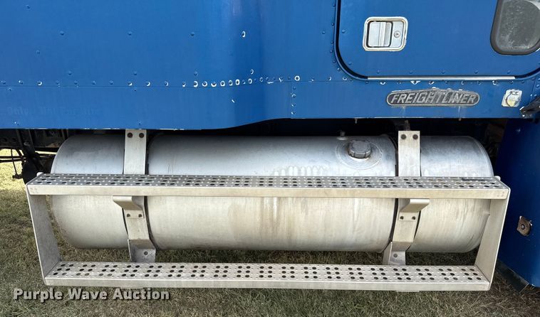 image for item DZ8824 1994 Freightliner USF-1E semi truck