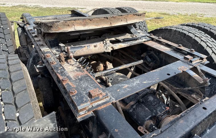 image for item DZ8824 1994 Freightliner USF-1E semi truck