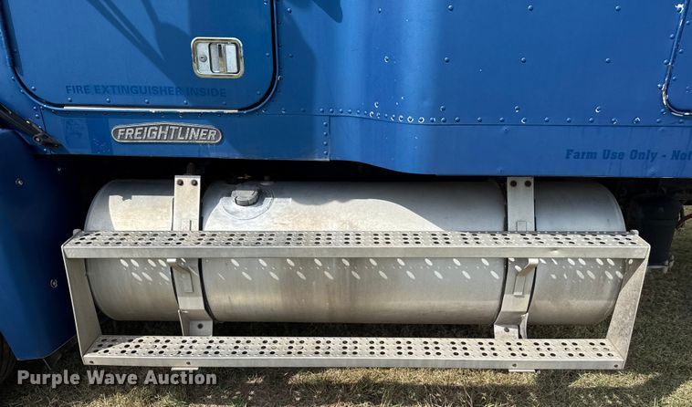 image for item DZ8824 1994 Freightliner USF-1E semi truck