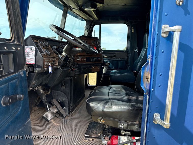 image for item DZ8824 1994 Freightliner USF-1E semi truck