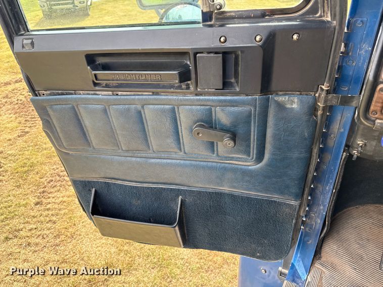 image for item DZ8824 1994 Freightliner USF-1E semi truck