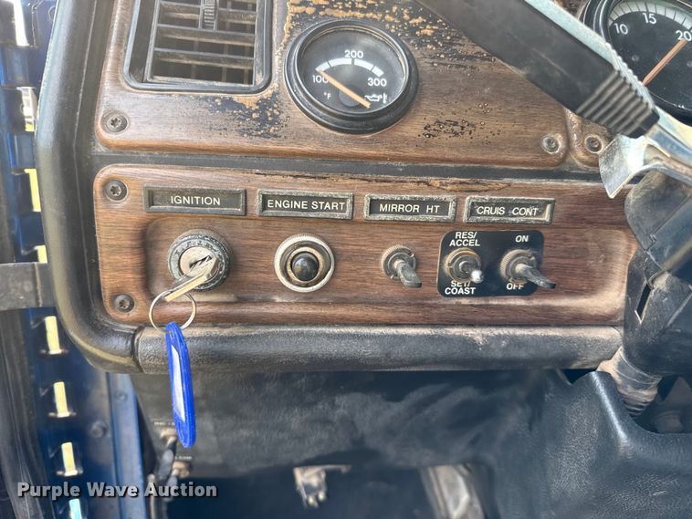 image for item DZ8824 1994 Freightliner USF-1E semi truck