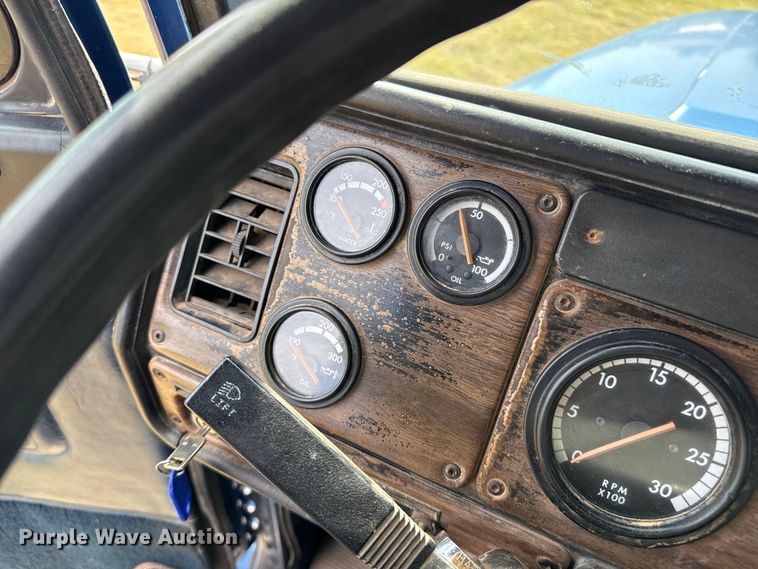 image for item DZ8824 1994 Freightliner USF-1E semi truck