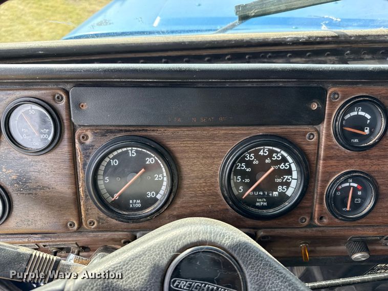 image for item DZ8824 1994 Freightliner USF-1E semi truck