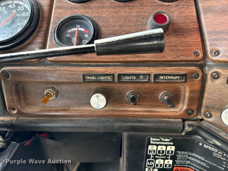 image for item DZ8824 1994 Freightliner USF-1E semi truck