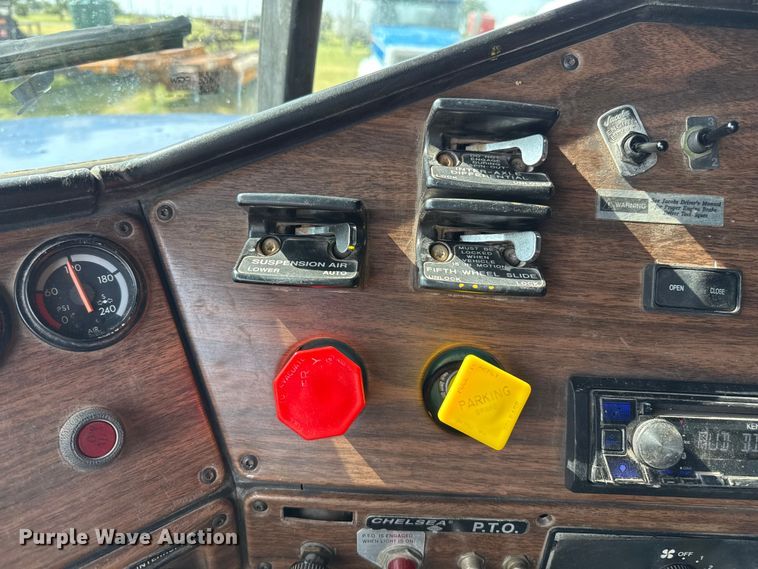 image for item DZ8824 1994 Freightliner USF-1E semi truck