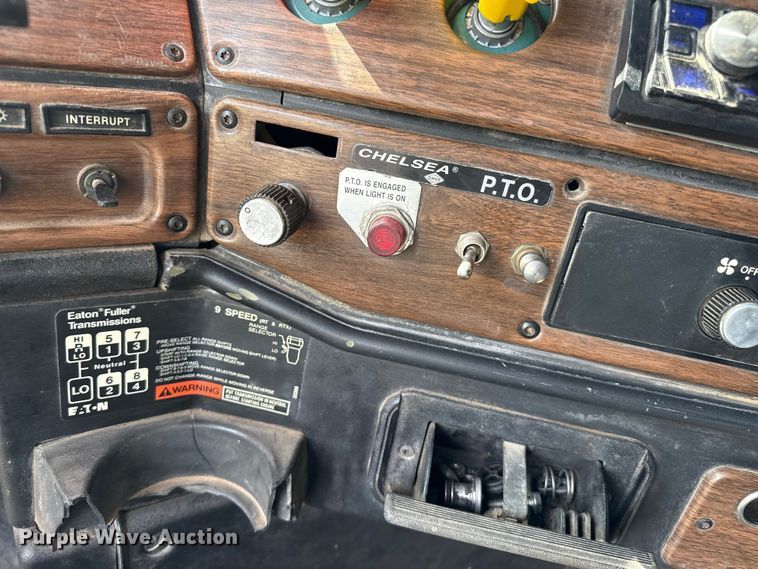 image for item DZ8824 1994 Freightliner USF-1E semi truck