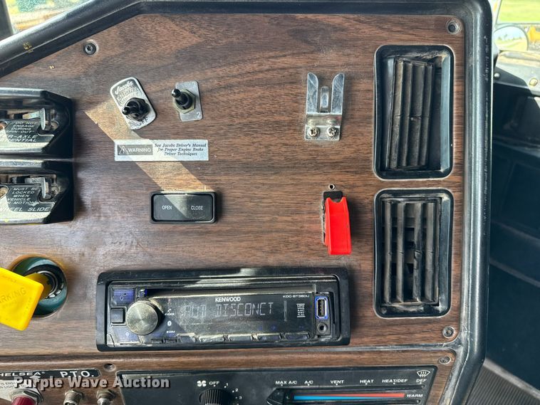 image for item DZ8824 1994 Freightliner USF-1E semi truck