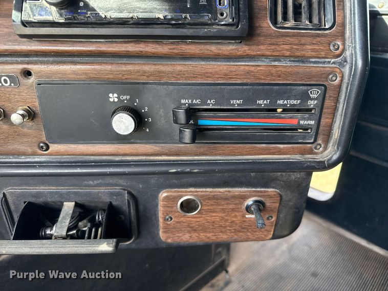 image for item DZ8824 1994 Freightliner USF-1E semi truck