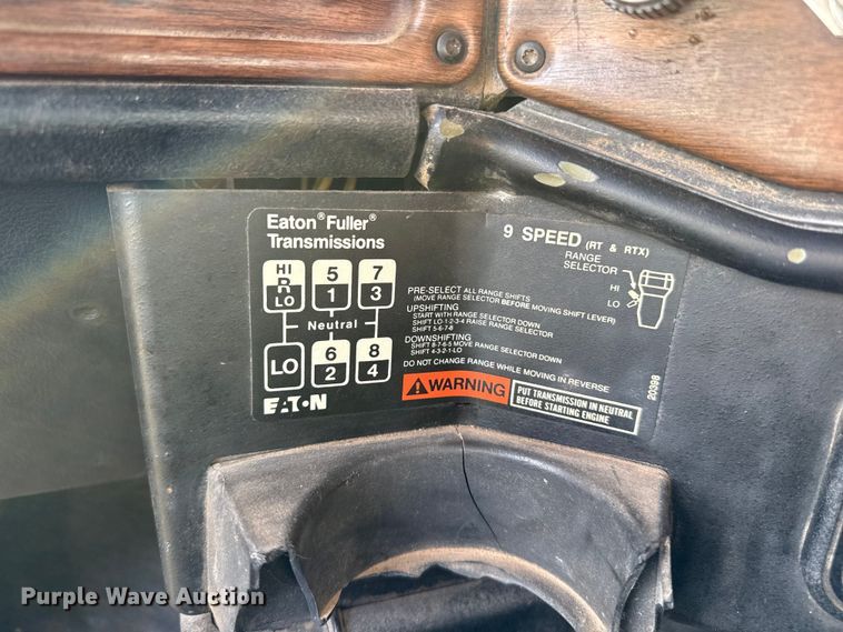 image for item DZ8824 1994 Freightliner USF-1E semi truck