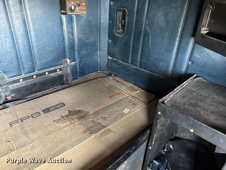 image for item DZ8824 1994 Freightliner USF-1E semi truck