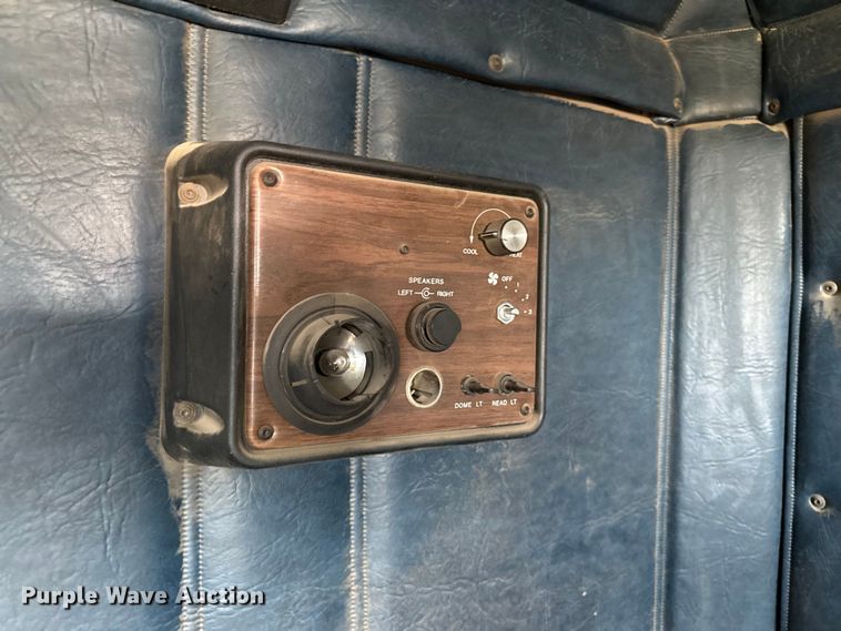 image for item DZ8824 1994 Freightliner USF-1E semi truck