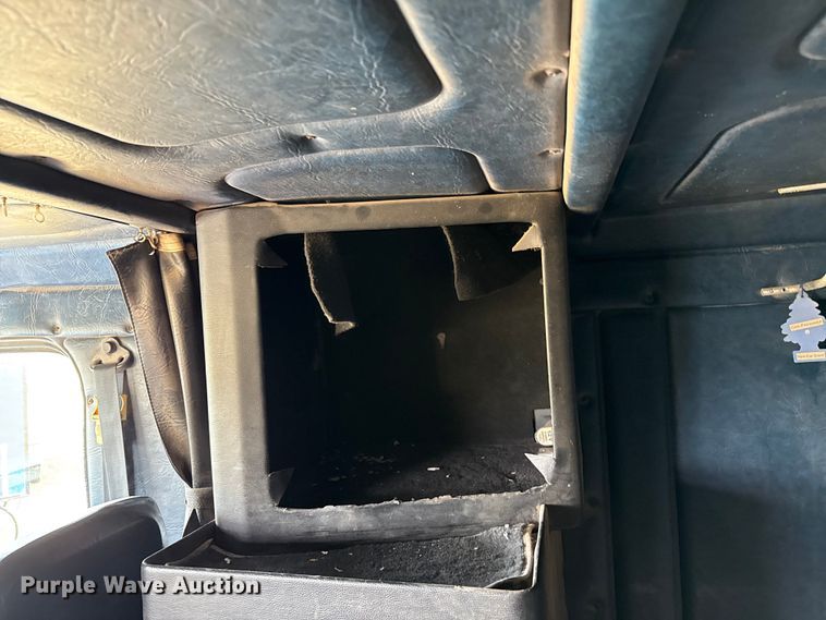 image for item DZ8824 1994 Freightliner USF-1E semi truck