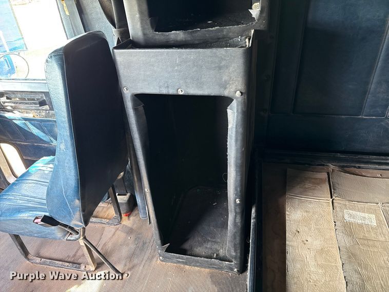 image for item DZ8824 1994 Freightliner USF-1E semi truck