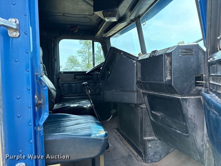 image for item DZ8824 1994 Freightliner USF-1E semi truck