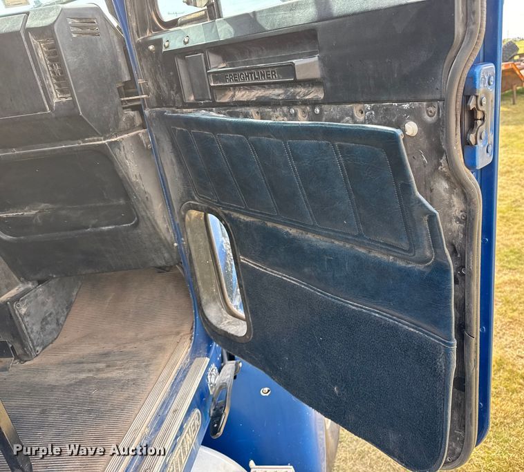 image for item DZ8824 1994 Freightliner USF-1E semi truck