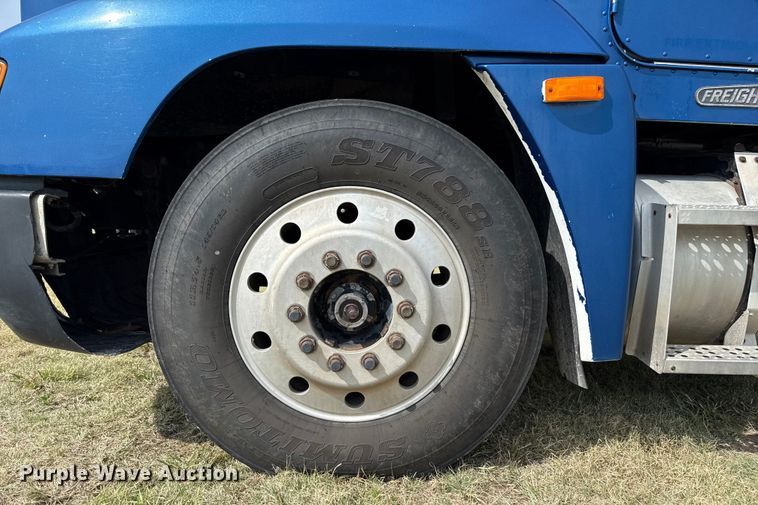 image for item DZ8824 1994 Freightliner USF-1E semi truck