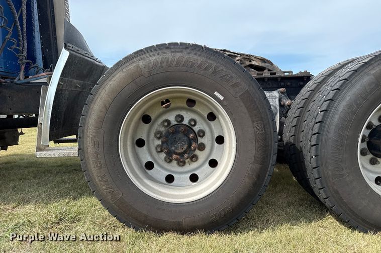 image for item DZ8824 1994 Freightliner USF-1E semi truck