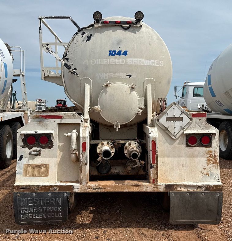 image for item DZ8829 2007 VNTP vacuum trailer