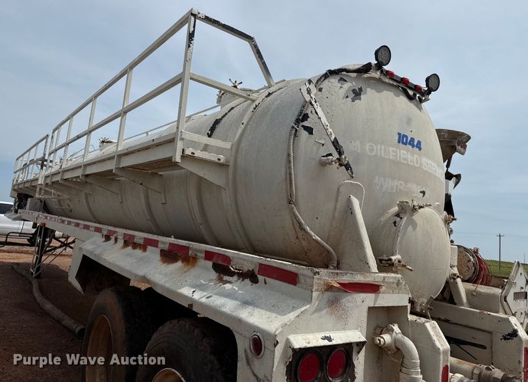 image for item DZ8829 2007 VNTP vacuum trailer