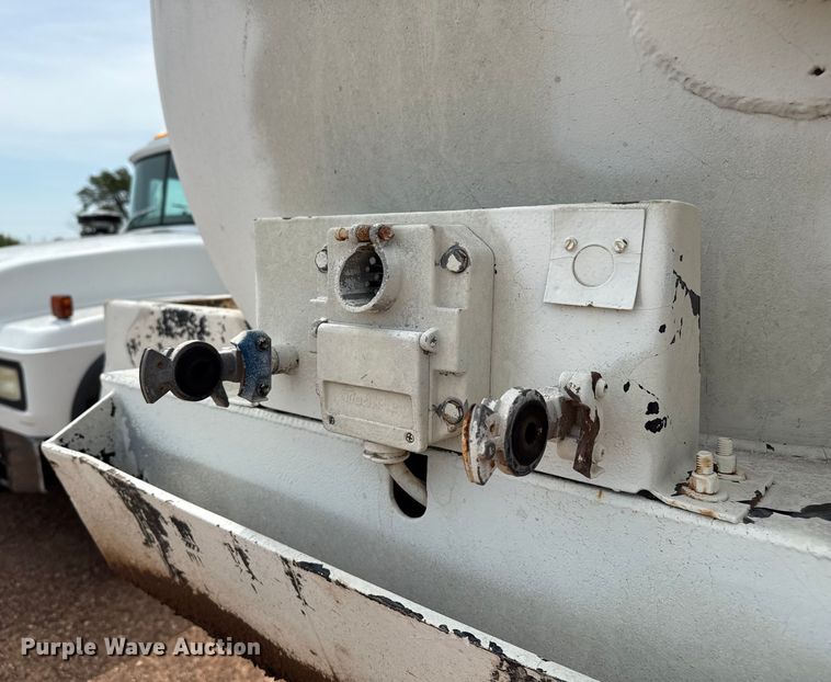 image for item DZ8829 2007 VNTP vacuum trailer