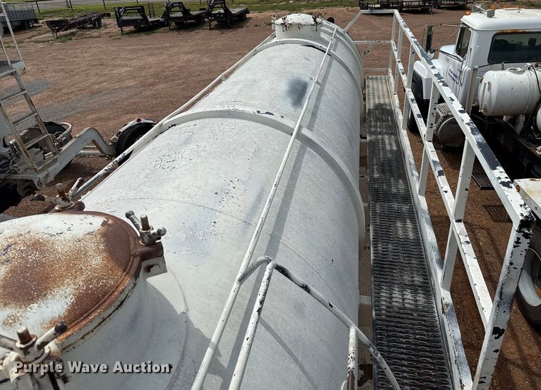 image for item DZ8829 2007 VNTP vacuum trailer