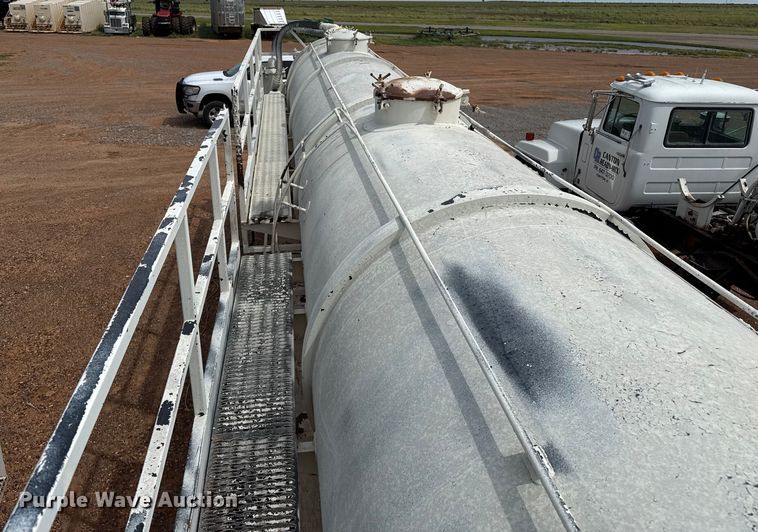 image for item DZ8829 2007 VNTP vacuum trailer