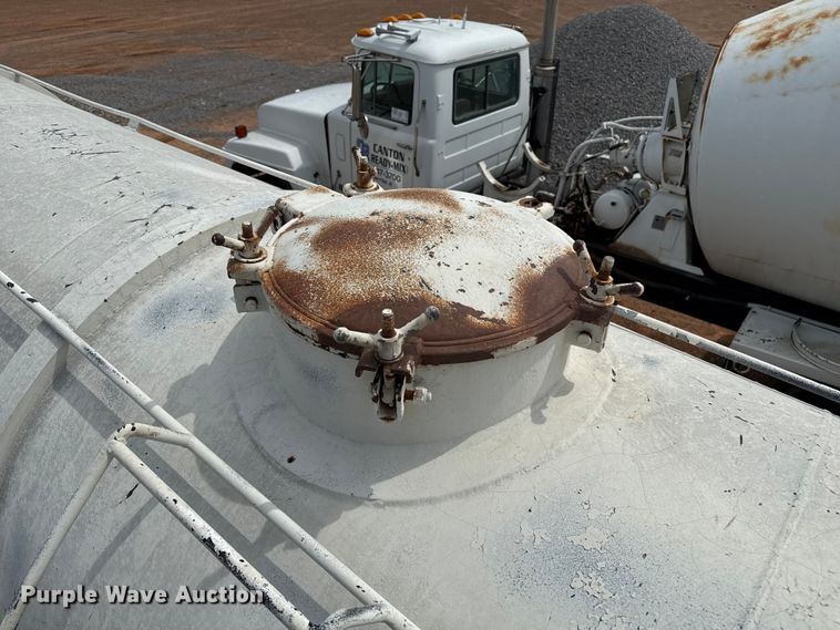 image for item DZ8829 2007 VNTP vacuum trailer