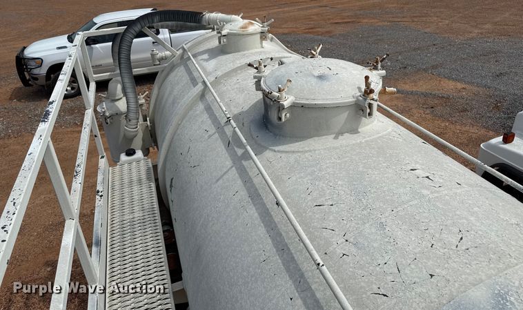 image for item DZ8829 2007 VNTP vacuum trailer