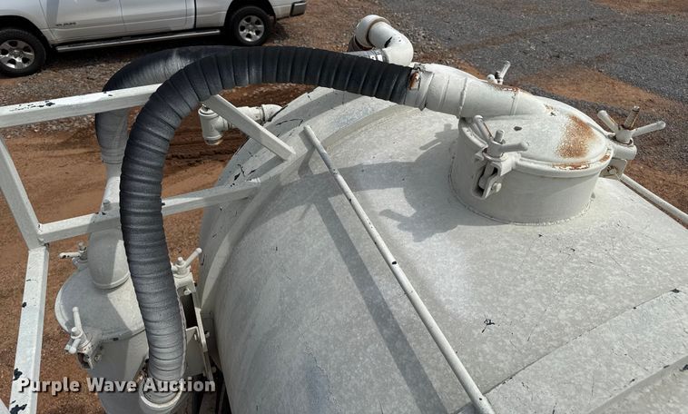 image for item DZ8829 2007 VNTP vacuum trailer