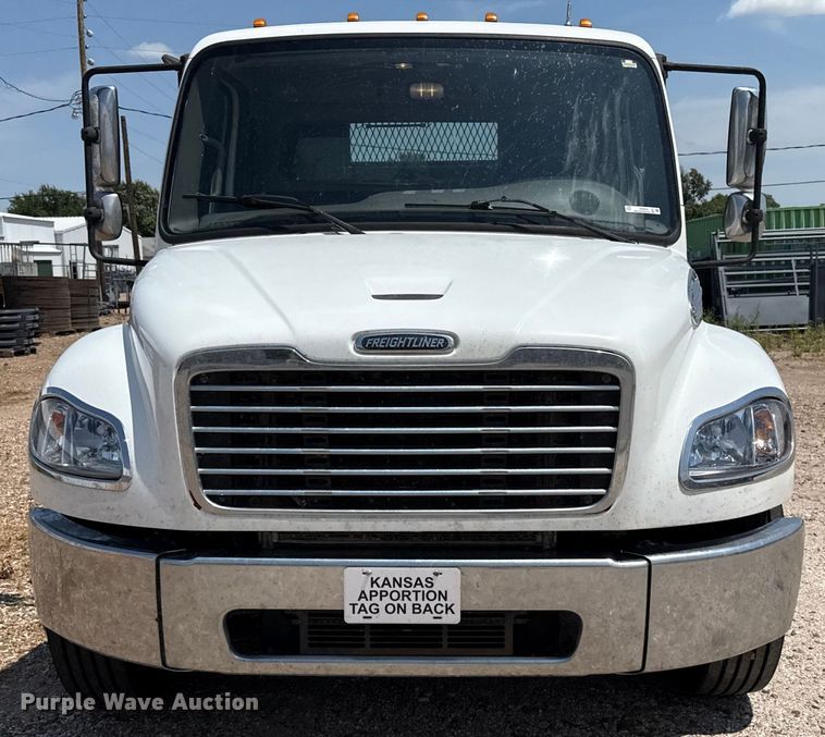 image for item DZ8835 2015 Freightliner flatbed truck