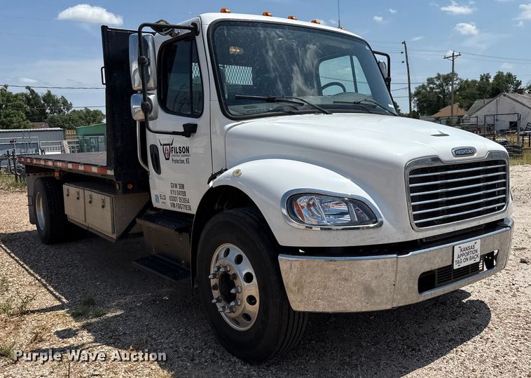 image for item DZ8835 2015 Freightliner flatbed truck